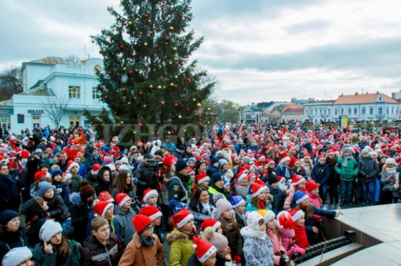 В Ужгороде елка хоть и довольно скромно украшена, но зато верна традициям. Вот уже который год подряд ужгородская елка опережает все остальные. В этом году 19 декабря под елкой прошли конкурсы и веселый праздник, открывал который Святой Николай.