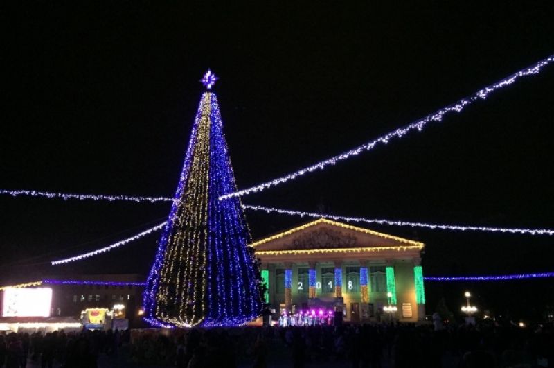 В Тернополе 19 декабря открылся новогодний городок, но, по информации в СМИ, сама елка зажжет огни только в четверг, 21 декабря.