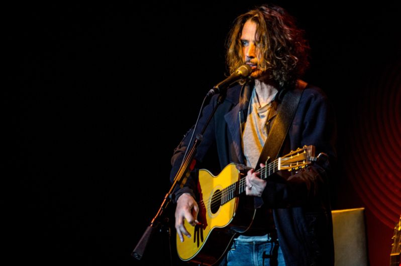 17 мая в возрасте 52 лет скончался американский гитарист, композитор, вокалист групп Soundgarden и Audioslave Крис Корнелл. Тело Корнелла без признаков жизни нашли в ванной в одном из отелей Детройта. Судмедэксперты подтвердили версию о самоубийстве музыканта.