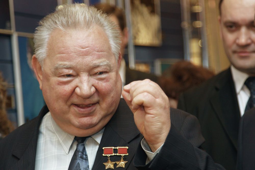 В ночь на 8 апреля умер летчик-космонавт, дважды Герой Советского Союза Георгий Гречко. Ему было 85 лет.