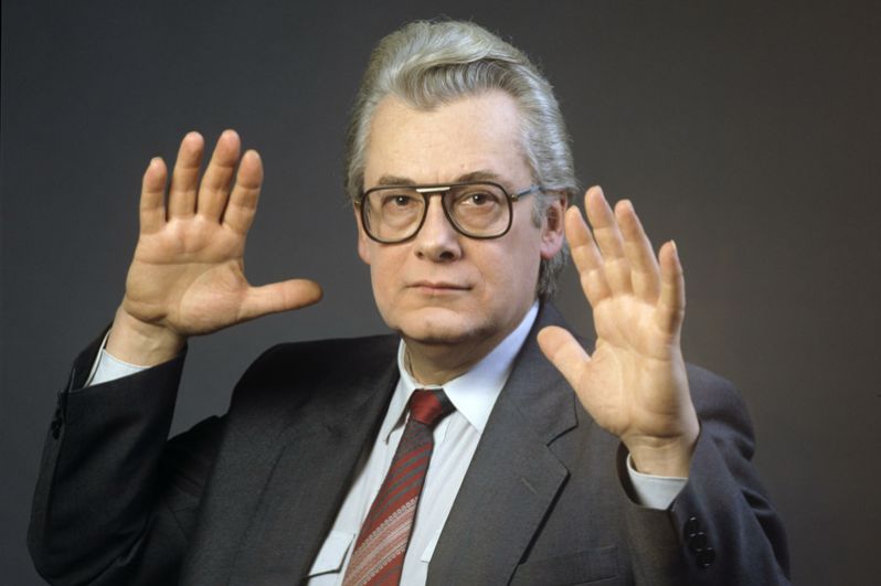 10 октября в Москве умер один из самых популярных телевизионных «целителей» конца 80-х начала 90-х годов Аллан Чумак. Ему было 82 года.