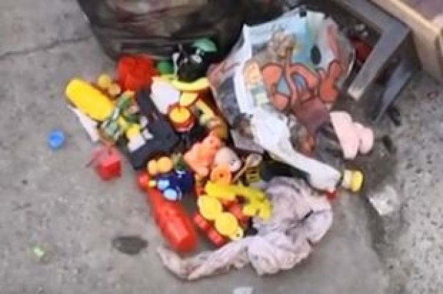 Выбросила ребенка в мусорку в новосибирске. Игрушки на мусорке. Игрушки на помойке. Мягкие игрушки выброшенные в мусорный бак. Свалка игрушек.