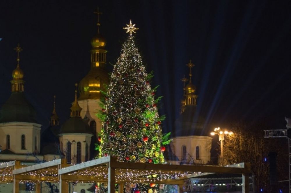 С такой главной новогодней елкой на Софийской площади в Киеве Украина встречала 2016.