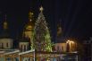 С такой главной новогодней елкой на Софийской площади в Киеве Украина встречала 2016.