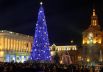 Новогоднюю елку в 2005 году решили украсить синими гирляндами, из-за которых плохо было видно саму елку.