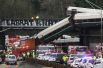 На месте аварии поезда Amtrak, последний вагон которого на скорости 130 километров в час сошел с рельс, рухнул с моста на шоссе и задел несколько автомобилей, штат Вашингтон, США. 18 декабря 2017 года. 