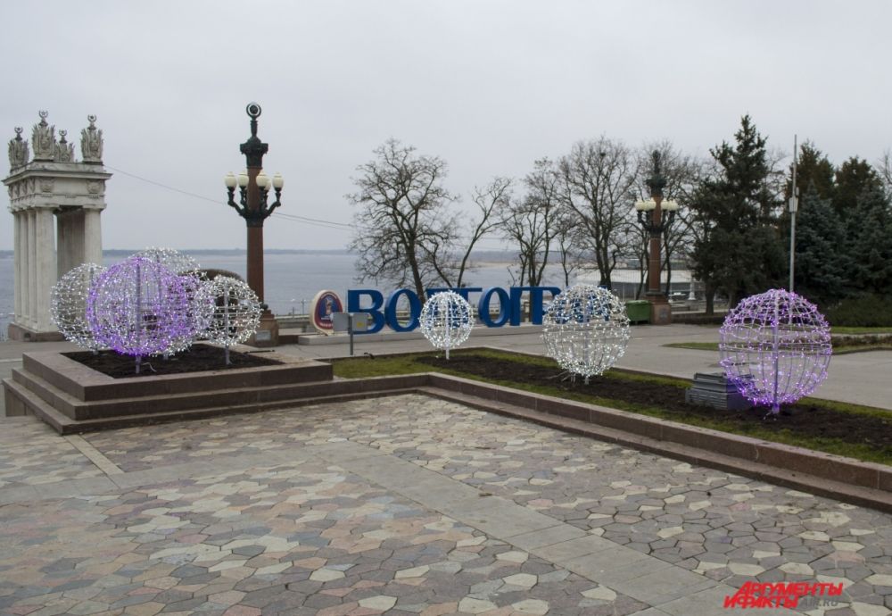 Светодиодные шары на Центральной набережной.