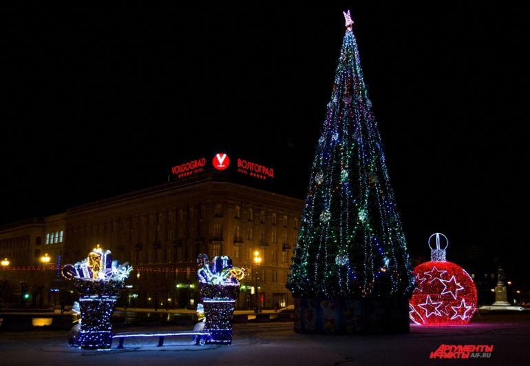 Новогоднее украшение площади Павших борцов.