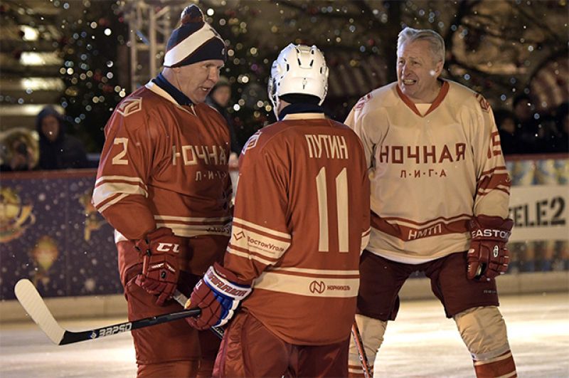  Владимир Путин и председатель Совета легенд НХЛ Александр Якушев (справа).
