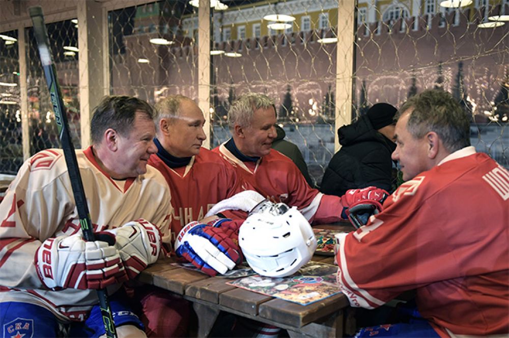 Владимир Путин, музыкант Игорь Бутман, Сергей Шойгу и Вячеслав Фетисов.