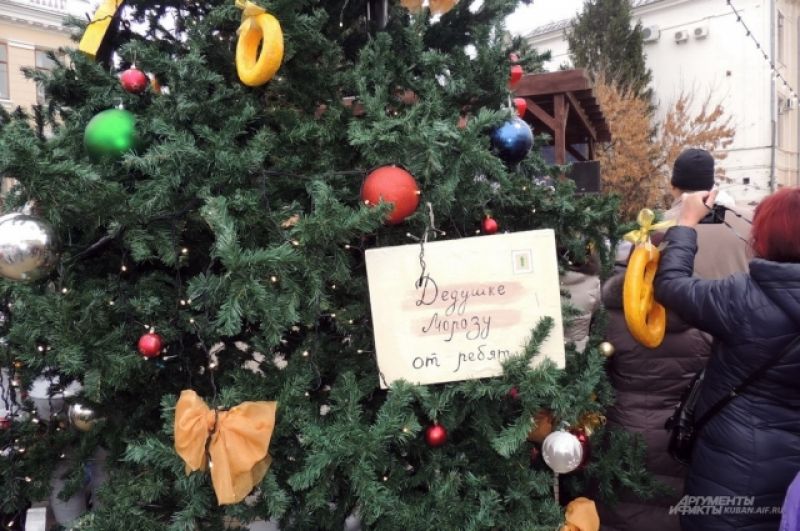 Новогодняя елка на Пушкинской площади, откуда стартовала колонна.