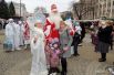Перед началом парада все желающие могли сфотографироваться с Дедами Морозами и Снегурочками.