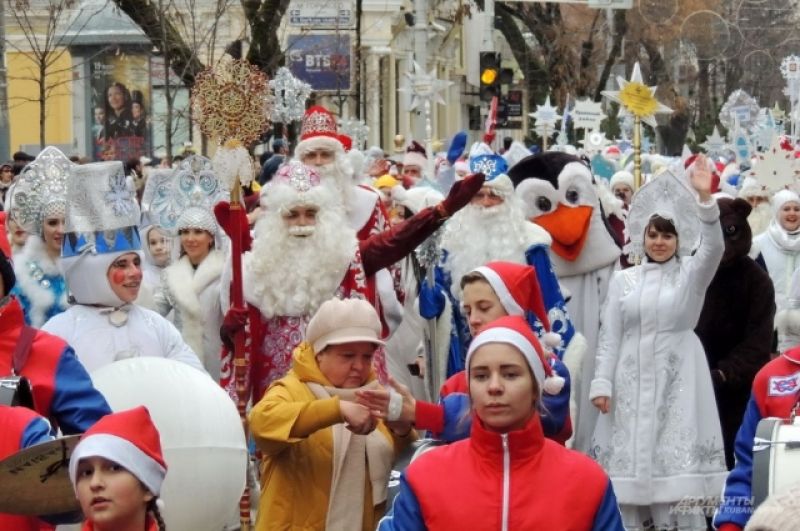 Деды Морозы и Снегурочки махали зрителям руками на всём протяжении парада. 