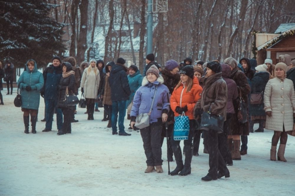 На праздничные предновогодние мероприятия пришли дети и взрослые.