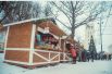 В восьми деревянных домиках ярмарки «Смоленские гулянья» продаются подарки, угощения и согревающие напитки.