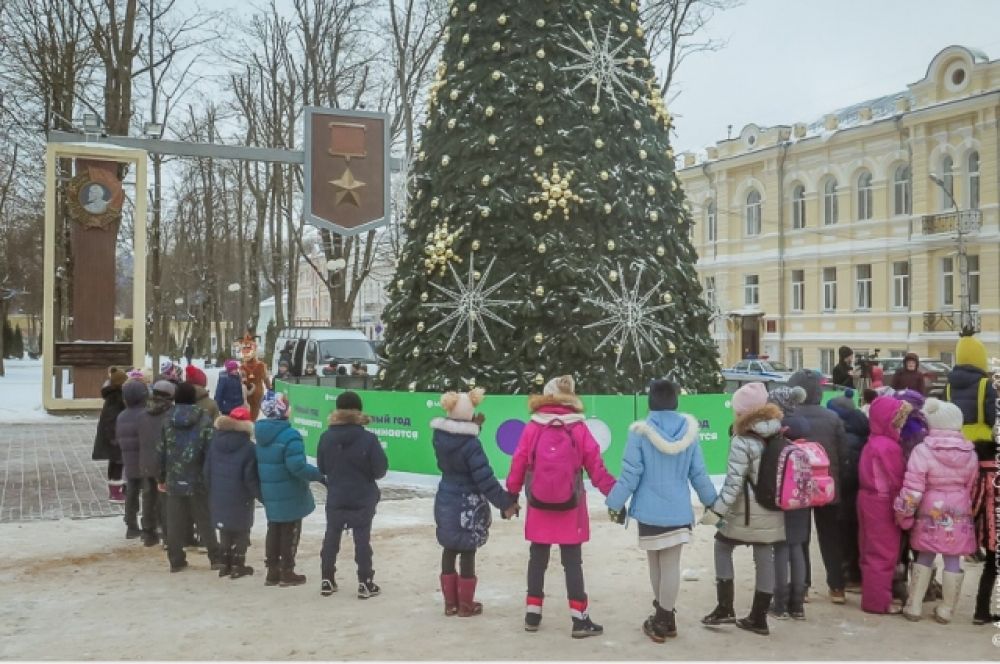 Главную елку Смоленска в 2017 году обновили.
