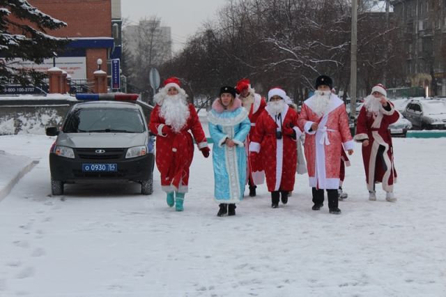 По Новосибирску прогулялись десятки Дедов Морозов