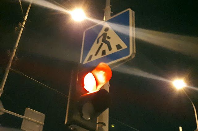 Вместо светофора водителям нужно ездить по знакам