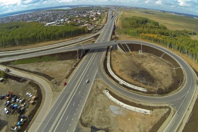 Пожалуй, самая популярная в регионе дорога на Байкал, где в сутки проходит более 20 тысяч автомобилей, из двухполосного тракта постепенно превращается в современную автостраду.