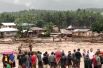 Люди пытаются спасти пострадавших от наводнения в провинции Ланао-дель-Норте, Филиппины.