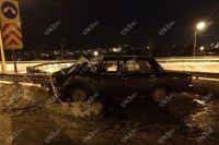 В Оренбурге на Загородном шоссе «ВАЗ» врезался в ограждение, водитель погиб.