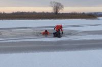 На льду реки обнаружена большая полынья.