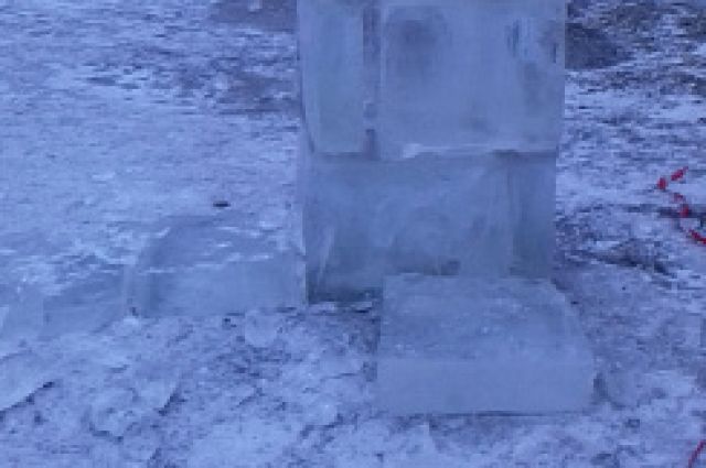 Поврежденная ледяная фигура в Новосиликатном