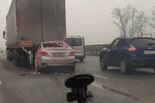 ДТП в Киеве, такси врезалось в фуру: есть пострадавшие