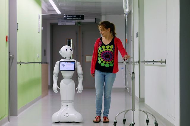 Человекообразный робот Пеппер служит в больнице бельгийского города Остенде. Там он ведёт беседы с пациентами и развлекает их шутками, ведь, как известно, хорошие эмоции увеличивают шансы на выздоровление.