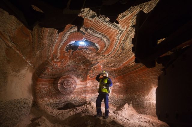 Сотрудник в подземном калийном руднике в Пермском крае России.
