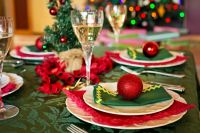 Немного отфильтровав праздничные кушанья, можно приготовить детям полезный для здоровья новогодний стол.