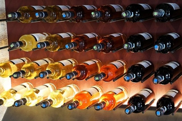 Качественные вина импортного производства выигрывают по цене.