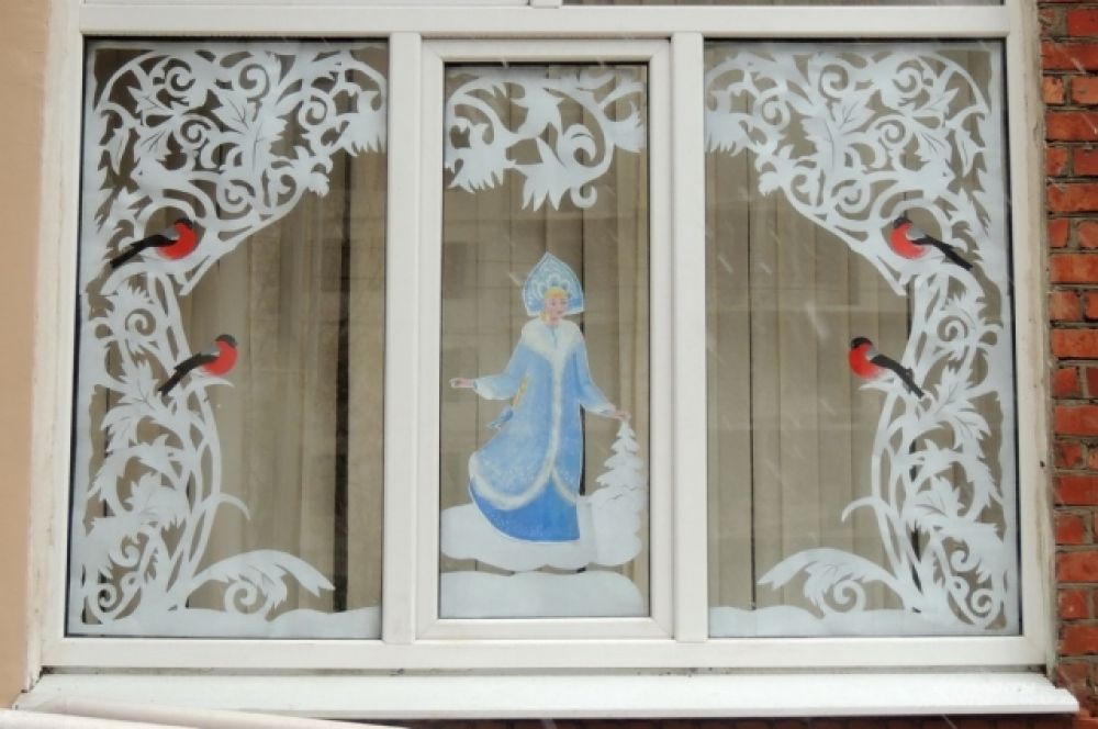 Окна краснодарской школы №71 тоже украсили картинками в духе русских сказок.