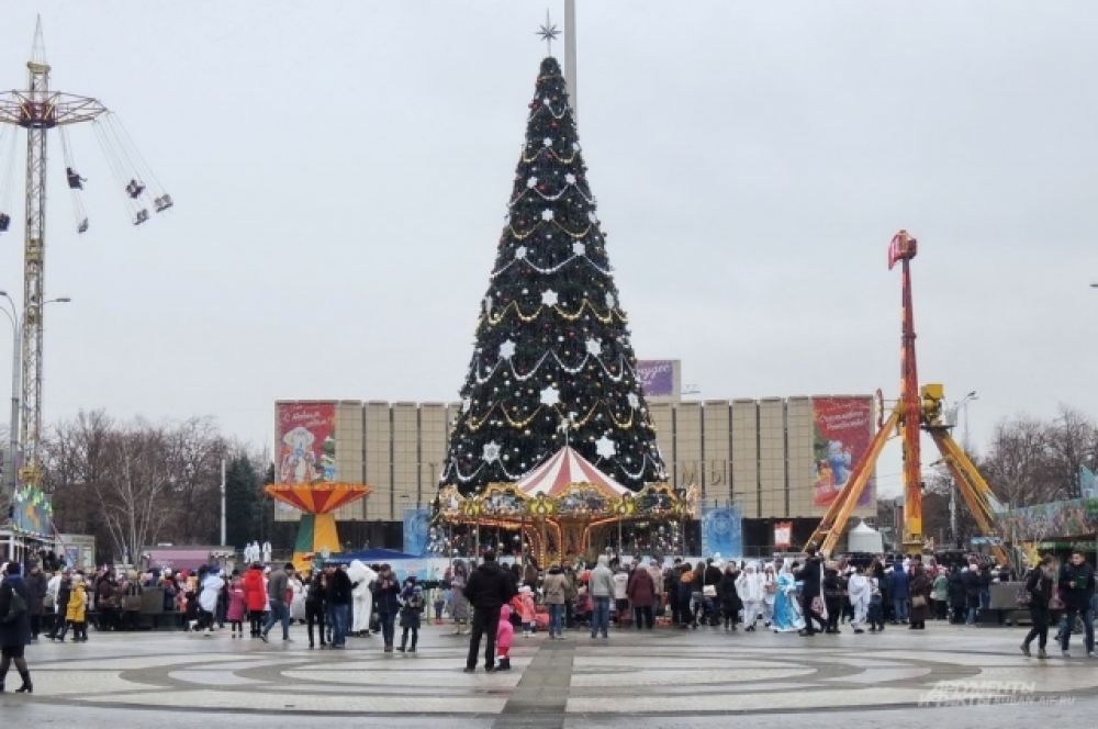 Главная елка Краснодара на Театральной площади. 