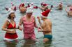 Члены клуба «Берлинские моржи» купаются в озере Оранке в рамках традиционных рождественских купаний в Берлине, Германия. 25 декабря 2017 года. 