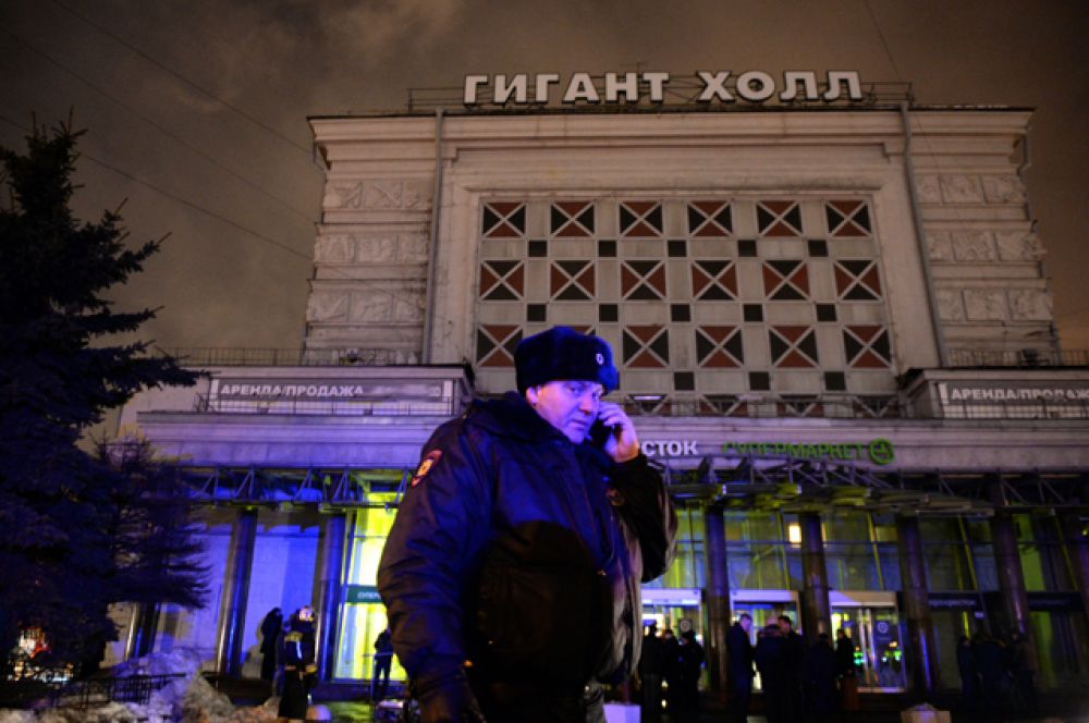 Сотрудник полиции у входа в магазин «Перекресток» в Санкт-Петербурге, где произошел взрыв. 27 декабря 2017 года.