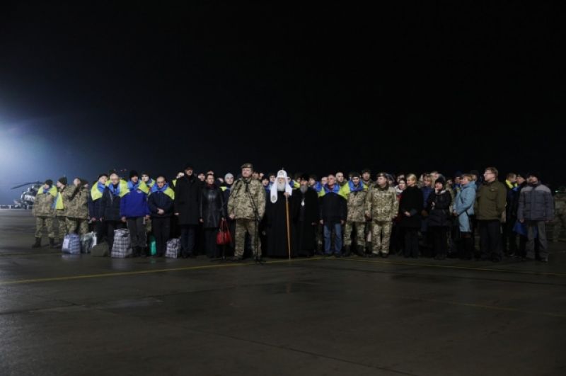 Уже ближе к ночи в аэропорту «Борисполь» в Киеве, освобожденных встречала делегация, среди которой также был и митрополит Филарет.