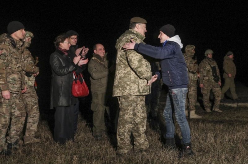Встреча пленных при участии президента Украины Петра Порошенко, после которой все освобожденные отправились в Харьков.
