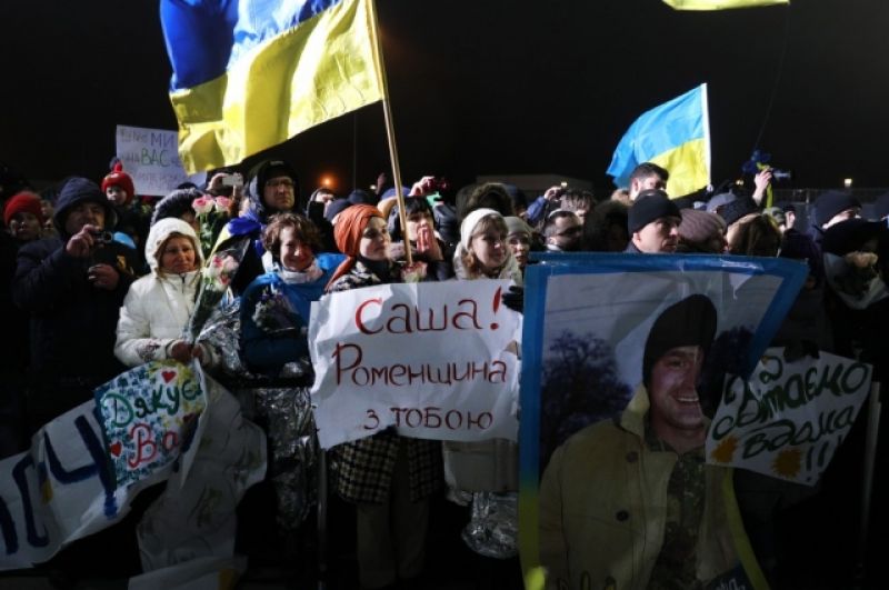 Люди, ожидающие прибытия освобожденных в аэропорт.
