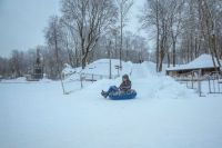 Должники каждый день чистят снежные горки.