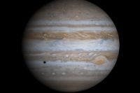 Расстояние до Юпитера сейчас составляет 882 млн км.