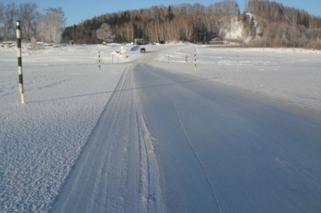 Сотрудники МЧС России открыли новую ледовую переправу в Омской области. 