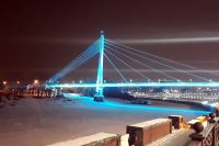 В Тюмени мост Влюбленных радует горожан праздничной подсветкой