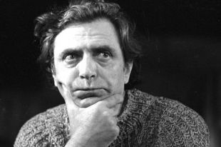 Александр Лазарев в роли Деда в спектакле «И порвется серебряный шнур» Московского академического театра им. В. Маяковского. 1982 г.