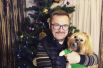 Александр Пономарев также отметился также фотографией со своим домашним любимцем и поздравил поклонников с праздником.