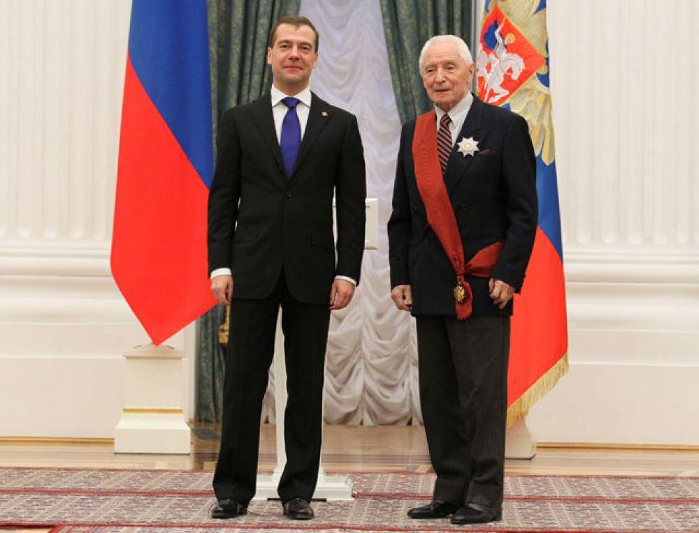 29 декабря 2011. Президент России Дмитрий Медведев вручает орден «За заслуги перед Отечеством» первой степени балетмейстеру Большого театра Юрию Григоровичу на церемонии вручения государственных наград деятелям искусства и науки, а также представителям других профессий.