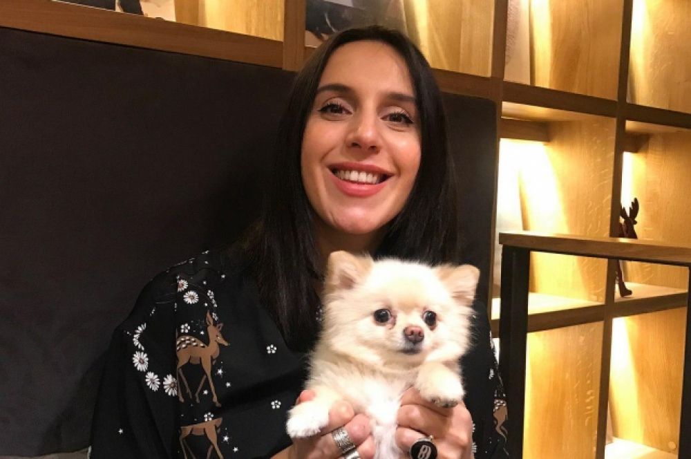 А вот Джамала, которая совсем скоро станет мамой, порадовала поклонников скромной фотографией с собачкой. Скорее всего, певица отмечала праздник в узком семейном кругу.