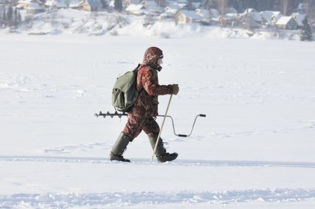 В основном на лёд выходят рыбаки. 