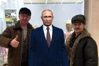 Тюменцы фотографируются с Путиным