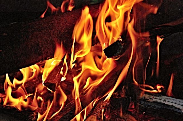 В Оренбурге в горящей квартире едва не погибли женщина и подросток.